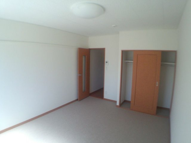 レオパレスピュアハイツ学研台の居間・リビング