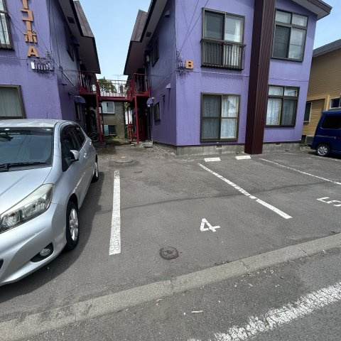 ファミリーコーポＢ棟の駐車場
