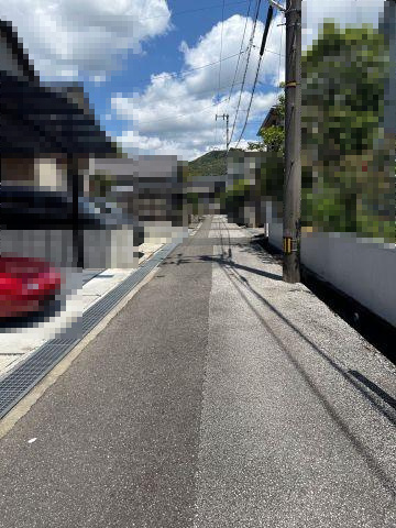 高知市瀬戸西町1丁目　中古戸建ての前面道路含む現地写真