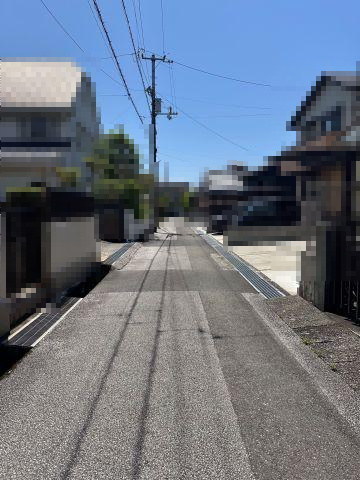 高知市瀬戸西町1丁目　中古戸建ての前面道路含む現地写真