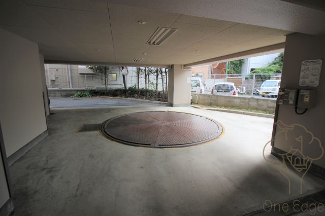 コンフォール・エスティオの駐車場