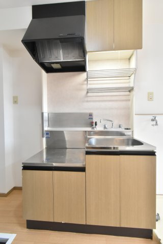 桜マンションのキッチン|自炊派に嬉しいガスコンロ設置可能キッチン。上部収納付きでスッキリ
