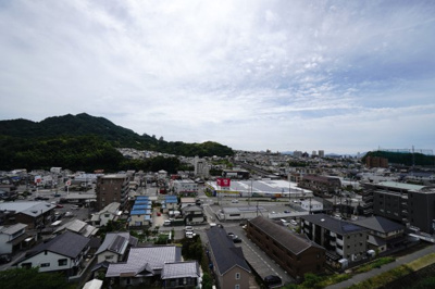 【展望】 | 【特別仕様リノベ】グランシエロ五日市リバービュー | 【四季を感じる】
四季の移ろい・爽やかな青空や風を感じられ
自然を愉しめるパノラマビュー。
毎日の暮らしに余裕を感じさせてくれる、
遮る物の無い開放的な眺望を是非、ご堪能ください。