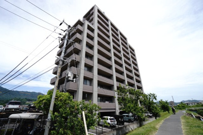 【外観】 | 【特別仕様リノベ】グランシエロ五日市リバービュー | 【耐震性】
耐震性の高さを判断するポイントは、
建築確認申請日が1981年6月1日以降の
新耐震基準に適合しているかどうか。
震度６程度の大地震でも
建物が崩壊しないレベルが基準になりました。