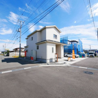 【前面道路含む現地写真】 | 北西角地で開放感のあるご住宅です。