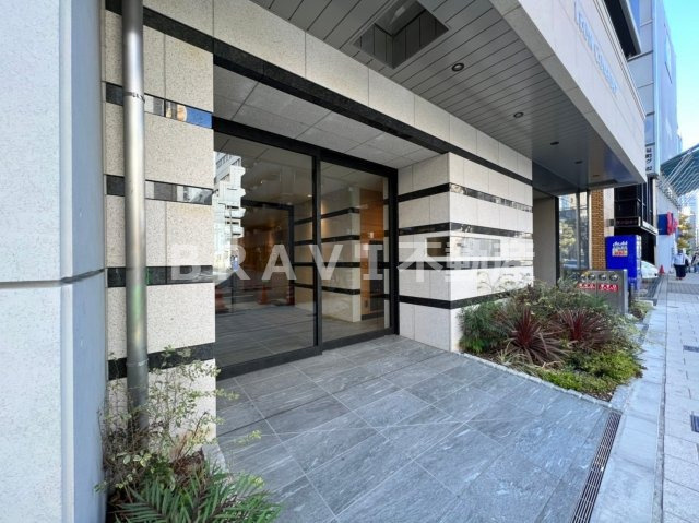 RISING Maison 本町橋（ライジングメゾンホンマチバシ）　BRAVI不動産のエントランス|【RISING Maison 本町橋】清潔なエントランスです