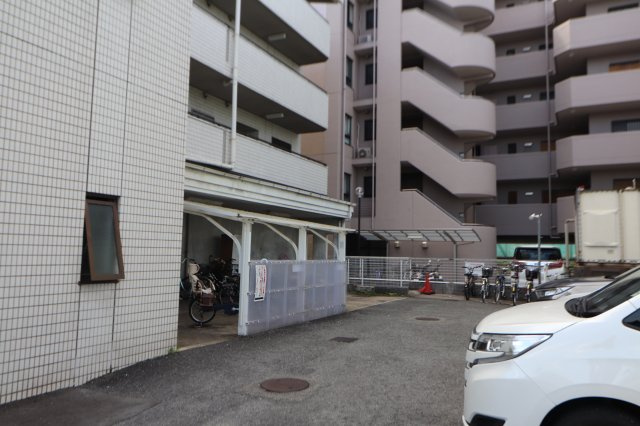 フェルティ摂津の駐車場
