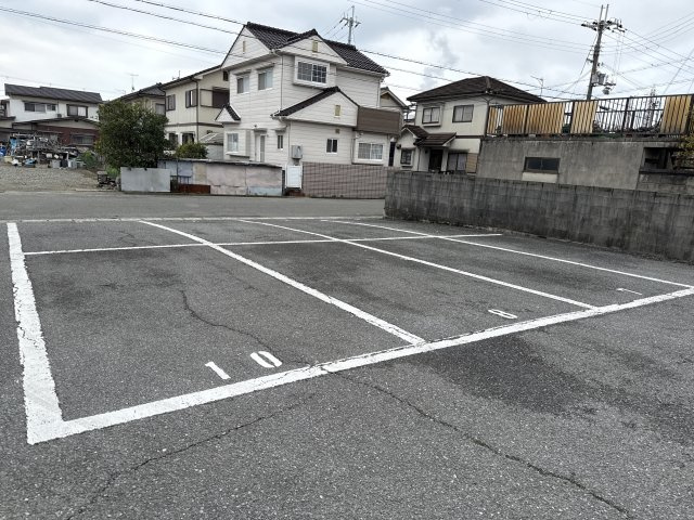ハウス新町の駐車場