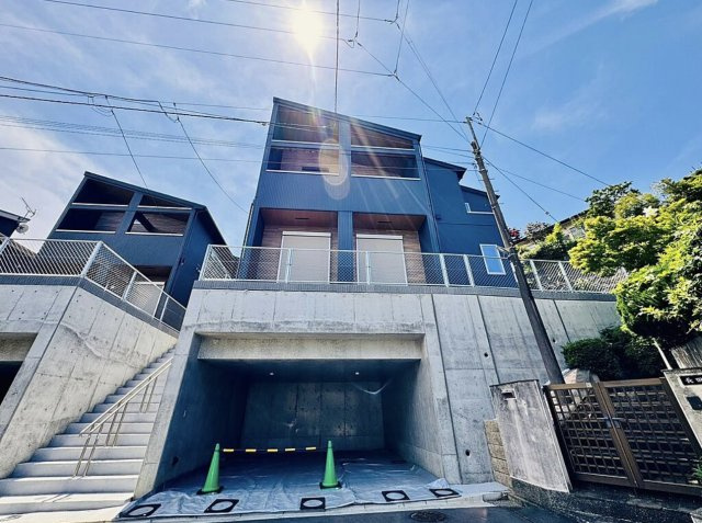 藤沢市西俣野　大型車庫付き新築戸建ての外観