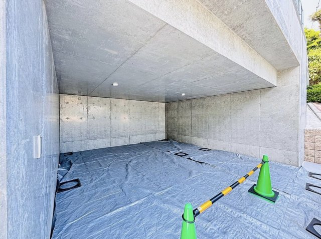 藤沢市西俣野　大型車庫付き新築戸建ての駐車場