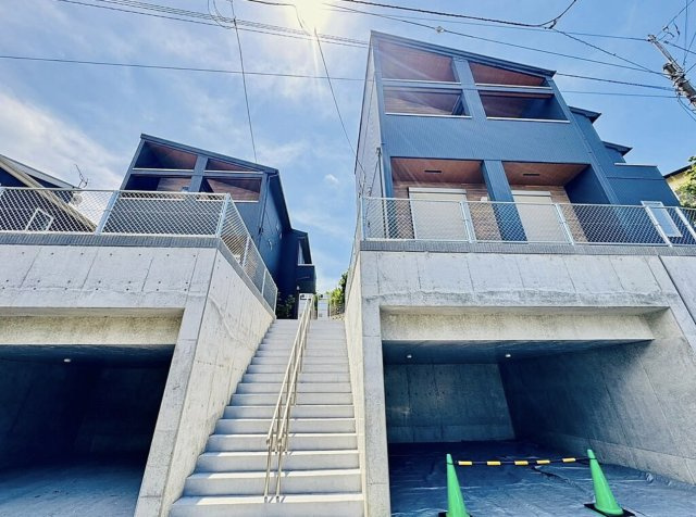 藤沢市西俣野　大型車庫付き新築戸建ての外観