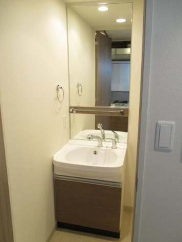 プレサンス松屋町駅前デュオ　BRAVI不動産の独立洗面台|【プレサンス松屋町駅前デュオ】独立洗面台、朝の身支度には欠かせません