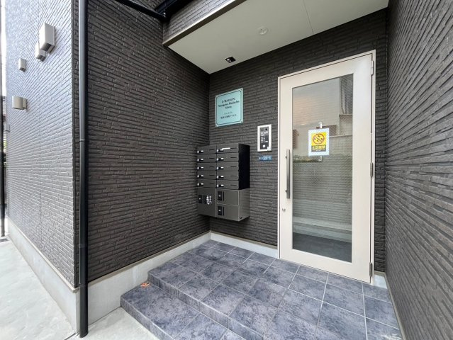 寝屋川市秦町のアパートのエントランス