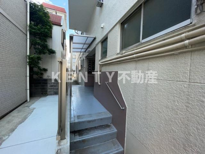 【エントランス】 | 伊藤マンション | 落ち着いたエントランスです