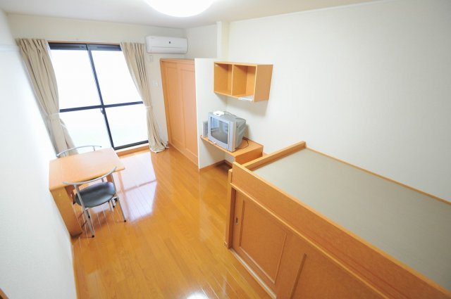 レオパレスプランティン美吉野の居間・リビング