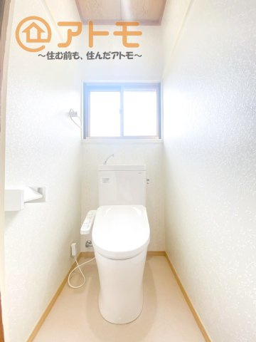 【トイレ】 | 富士市大淵　中古戸建て　全1棟 | 窓があり換気もすぐにできる、清潔感のあるトイレです♪