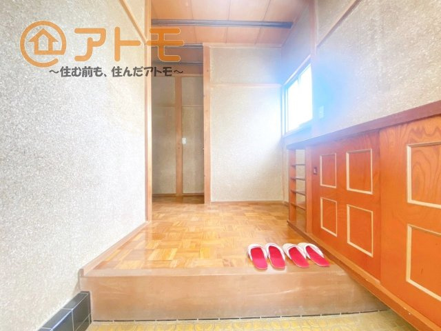 【玄関】 | 富士市大淵　中古戸建て　全1棟 | 玄関は収納付きで使い勝手良好♪見た目もすっきり♪