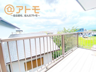 【バルコニー】 | 富士市大淵　中古戸建て　全1棟 | 陽当たりのよいバルコニーのため、洗濯物もすぐに乾き、お布団もふかふかに♪