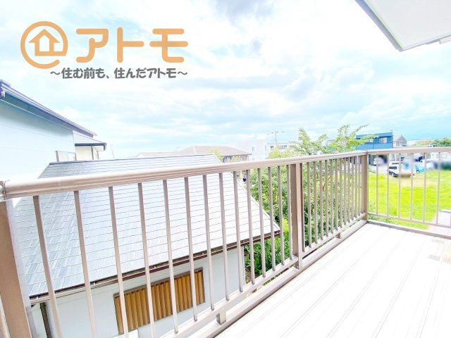【バルコニー】 | 富士市大淵　中古戸建て　全1棟 | 陽当たりのよいバルコニーのため、洗濯物もすぐに乾き、お布団もふかふかに♪