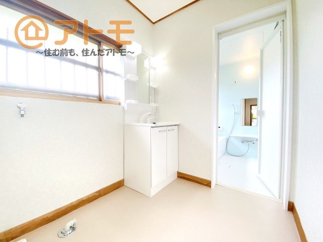 【独立洗面台】 | 富士市大淵　中古戸建て　全1棟 | 窓があるため洗面所もしっかり換気もできます♪