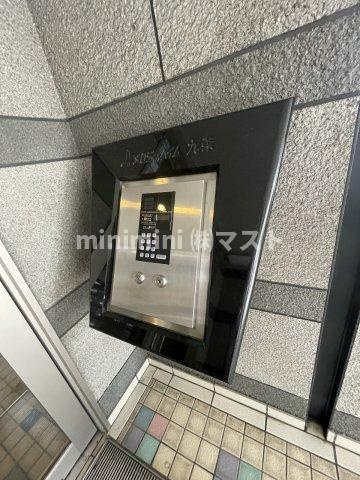 メロディーハイム九条のエントランス