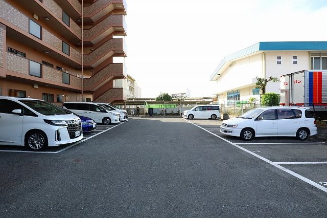 プラウクリエイトの駐車場
