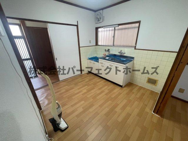 野村元町戸建　賃貸の居間・リビング|ゆったりとした居間です