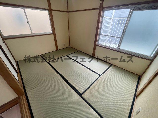 野村元町戸建　賃貸の和室|明るい和室です