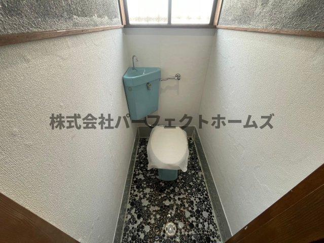 野村元町戸建　賃貸のトイレ|ゆったりとした空間のトイレです