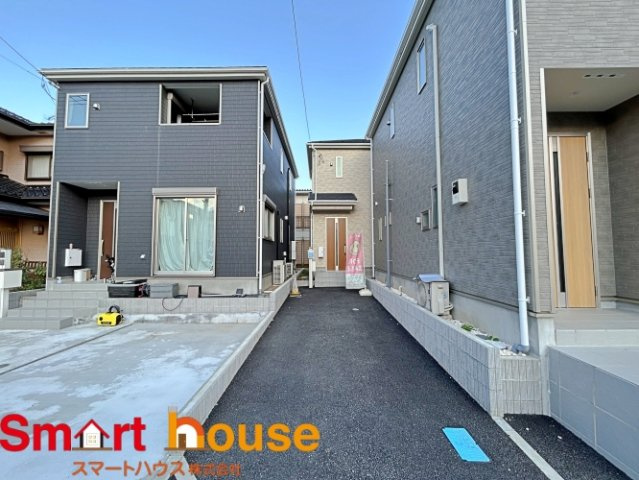 厚木市愛甲東　1棟の前面道路含む現地写真|縦列で駐車2台可能！