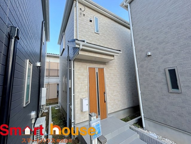 厚木市愛甲東　1棟の外観|外壁が周囲の街並みと青空に生えるお洒落な仕上がり！周囲には高い建物のないエリア。青い空が大きく感じますね。
