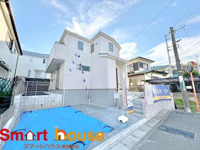 町田市広袴2丁目の前面道路含む現地写真|オシャレな外観は、人の目を引くだけではなく自慢したくなりますね！植木を置いたりアレンジは、自由です。自分の好みに仕上げましょう♪
