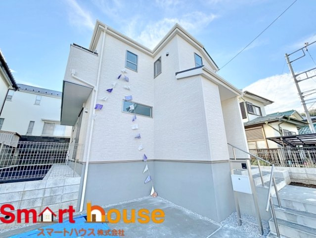 町田市広袴2丁目の外観|外壁が周囲の街並みと青空に生えるお洒落な仕上がり！周囲には高い建物のないエリア。青い空が大きく感じますね。
