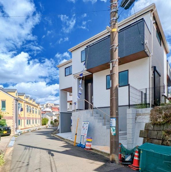 横浜市神奈川区神大寺１丁目の新築一戸建の前面道路含む現地写真|是非一度、現地へお越しください。 
ご自宅までの送迎もいたします