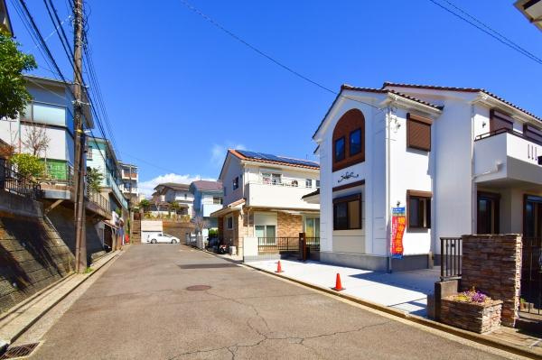 横浜市南区別所７丁目の新築一戸建の前面道路含む現地写真|車通りが少ない為、小さなお子様にも安心です。
是非一度、現地へ起こしください。


