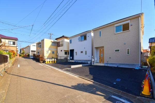 横浜市瀬谷区三ツ境の新築一戸建の前面道路含む現地写真|広々とした前面道路！
駐車も楽に行えます。