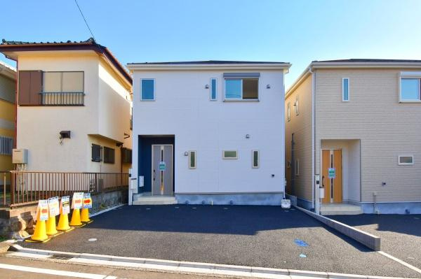 横浜市瀬谷区三ツ境の新築一戸建の外観|周辺は落ち着いた住環境。
是非一度、現地ご確認ください。
ご自宅まで送迎も可能です