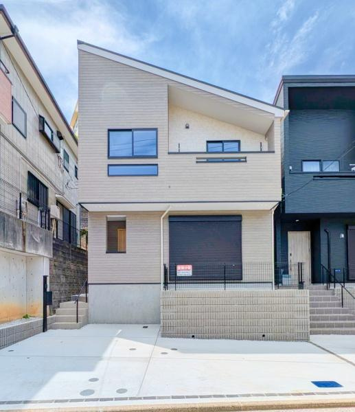 横浜市港南区芹が谷３丁目の新築一戸建の外観|周辺は落ち着いた街並み。
是非一度、現地へお越しください。
ご自宅まで送迎も可能です