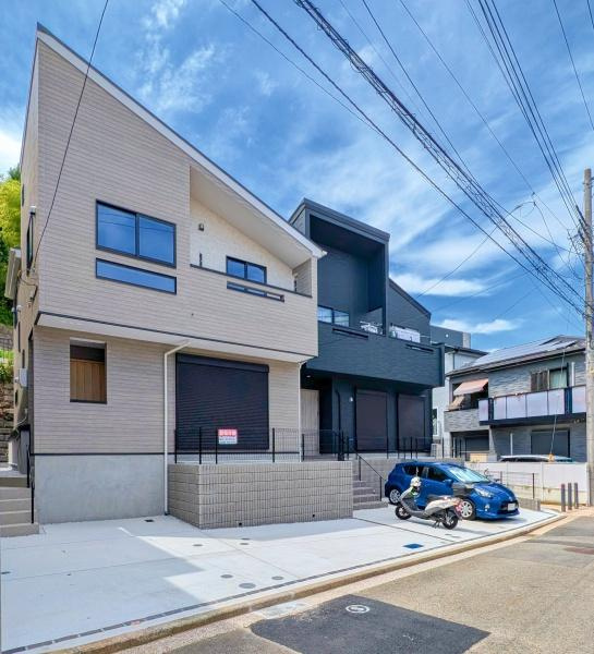 横浜市港南区芹が谷３丁目の新築一戸建の前面道路含む現地写真|車通りが少ない為、小さなお子様にも安心です。
是非一度、現地へ起こしください。

