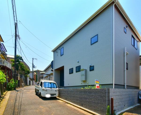 横浜市神奈川区神大寺１丁目の新築一戸建の前面道路含む現地写真|是非一度、現地へお越しください。 
ご自宅までの送迎もいたします
