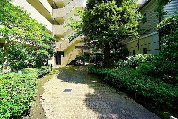 横浜市戸塚区秋葉町の中古マンションのその他共用部分|緑豊かなマンション敷地内。
エレベーターは2基ありますので、 朝の忙しい時間帯でも安心です。