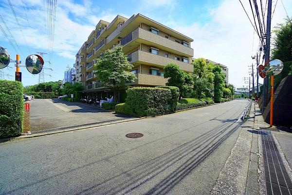 横浜市戸塚区秋葉町の中古マンションの外観|堂々とした外観が目を引きます。
住環境良好の好立地です。
