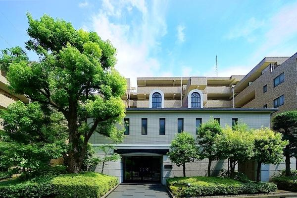 横浜市戸塚区秋葉町の中古マンションのエントランス|管理人は日勤管理で安心です。
管理体制がよく清掃が行き届いています。