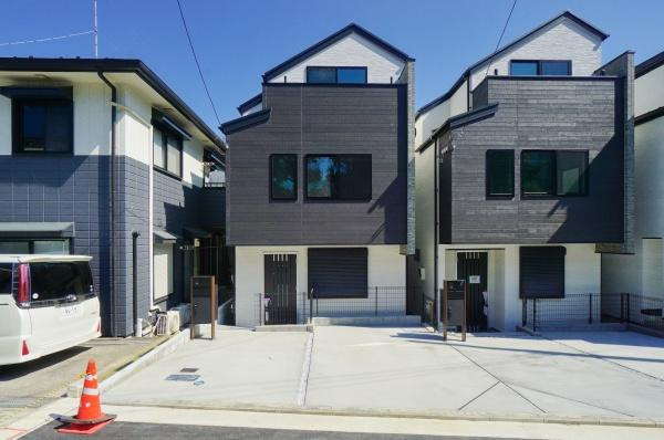 横浜市神奈川区沢渡の新築一戸建の前面道路含む現地写真|車通りが少ない為、小さなお子様にも安心です。
是非一度、現地へ起こしください。

