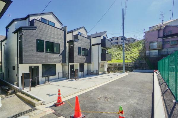 横浜市神奈川区沢渡の新築一戸建の外観|周辺は落ち着いた街並み。
是非一度、現地へお越しください。
ご自宅まで送迎も可能です