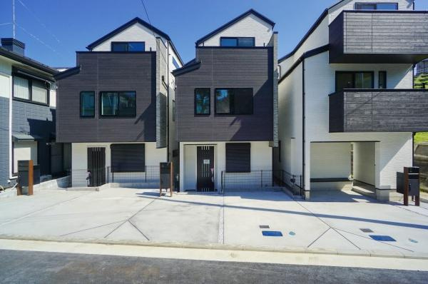 横浜市神奈川区沢渡の新築一戸建の前面道路含む現地写真|車通りが少ない為、小さなお子様にも安心です。
是非一度、現地へ起こしください。

