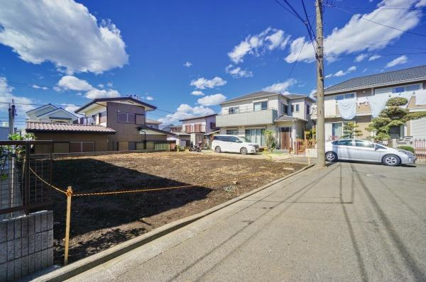 横浜市泉区上飯田町の新築一戸建の前面道路含む現地写真|車通りが少ない為、小さなお子様にも安心です。
是非一度、現地へ起こしください。

