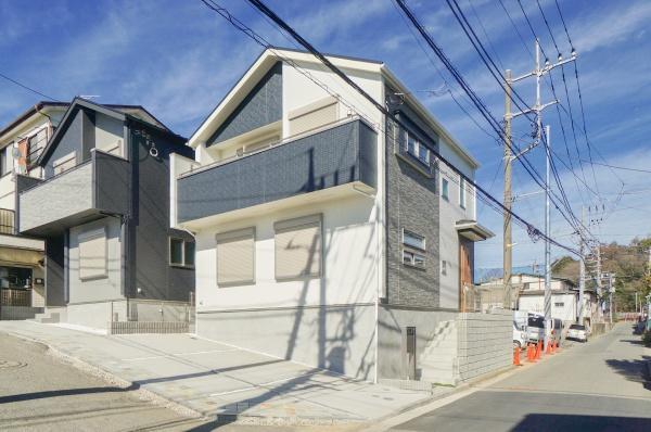 横浜市都筑区大熊町の新築一戸建の外観|堂々と完成しました！いつでもご案内可能です！
お車でご自宅まで送迎承ります。