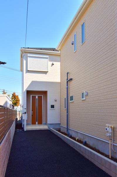 横浜市保土ケ谷区東川島町の新築一戸建の前面道路含む現地写真|駐車スペース2台駐車可能！
お気軽にお問い合わせください。