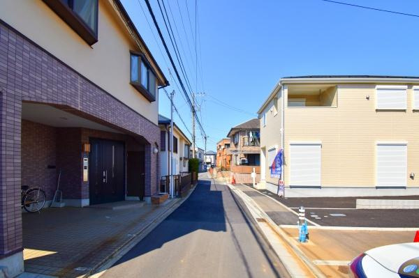 横浜市保土ケ谷区東川島町の新築一戸建の前面道路含む現地写真|車通りが少ない為、小さなお子様にも安心です。
是非一度、現地へ起こしください。

